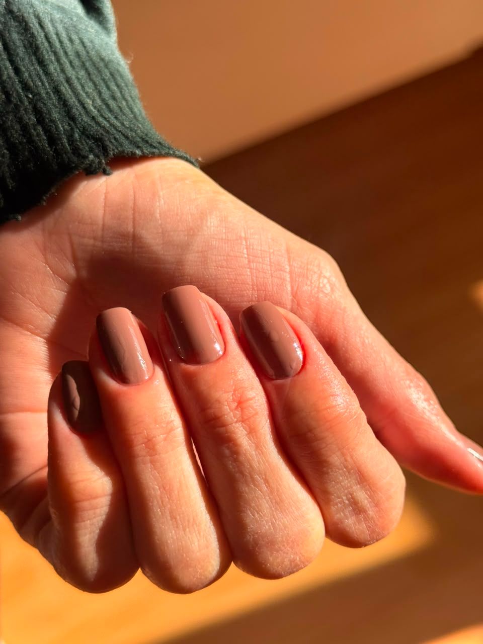 Mãos com esmaltação nude feita por Debora Palma em atendimento a domicílio