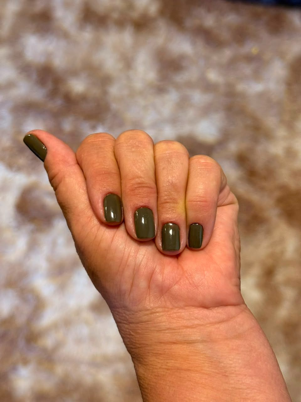 Esmaltação em tom verde oliva sazonal