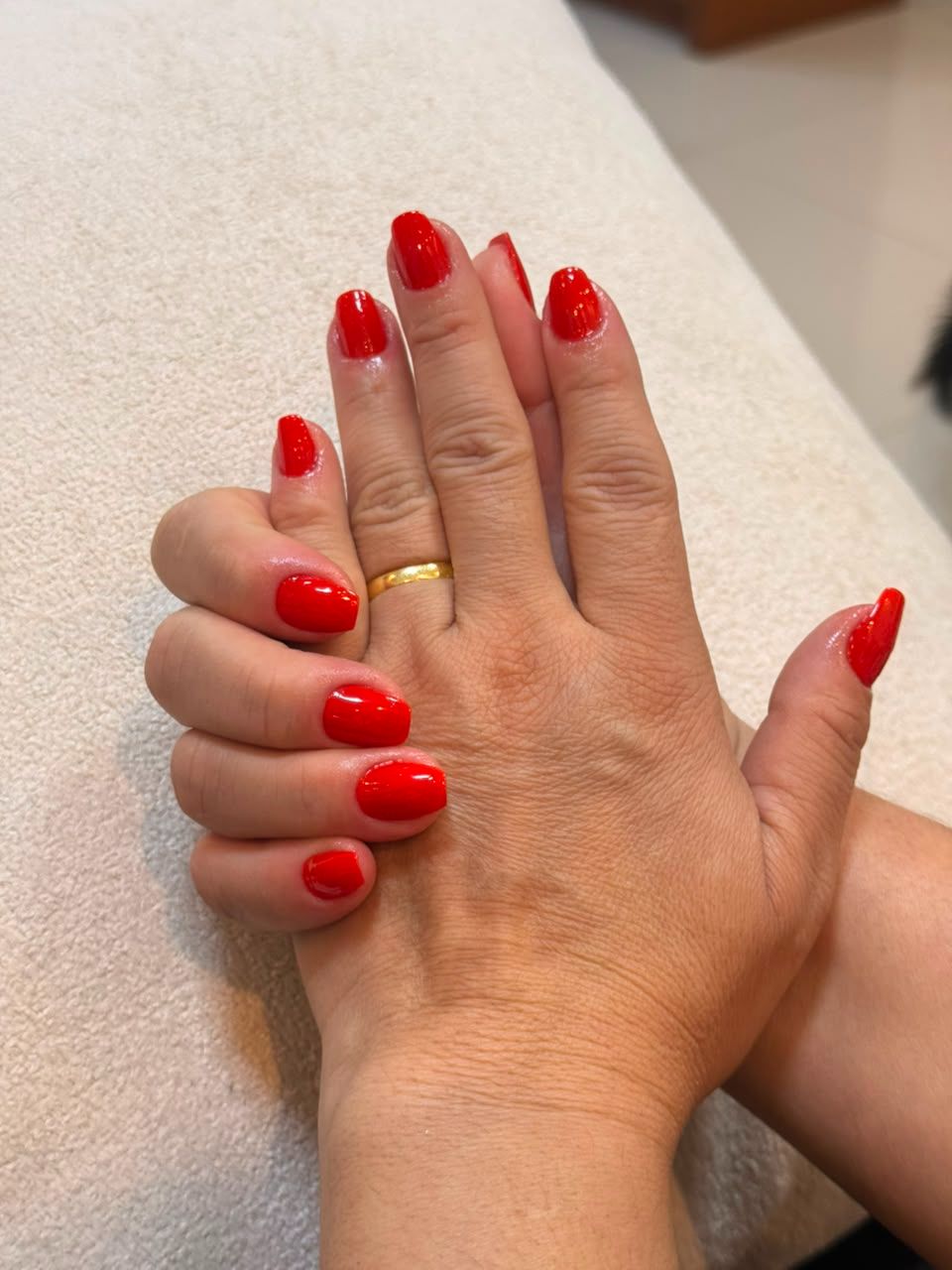 Esmaltação em gel branco perolado